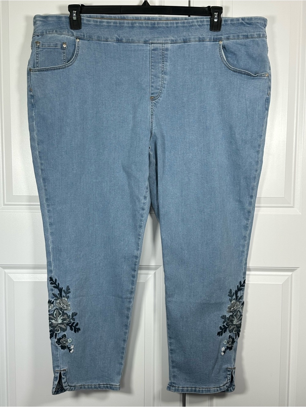 NorthStyle Cropped Jeans Size 24W Light Wash Embroidered Floral Pull-On